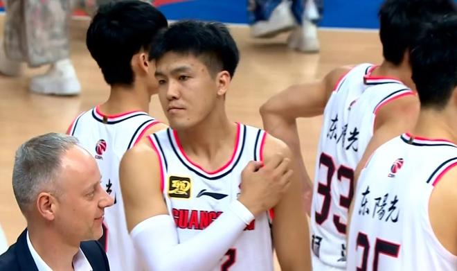 任骏飞退役黄荣奇未获续约原因_广东男篮休赛期球员续约情况_cba2014-2015