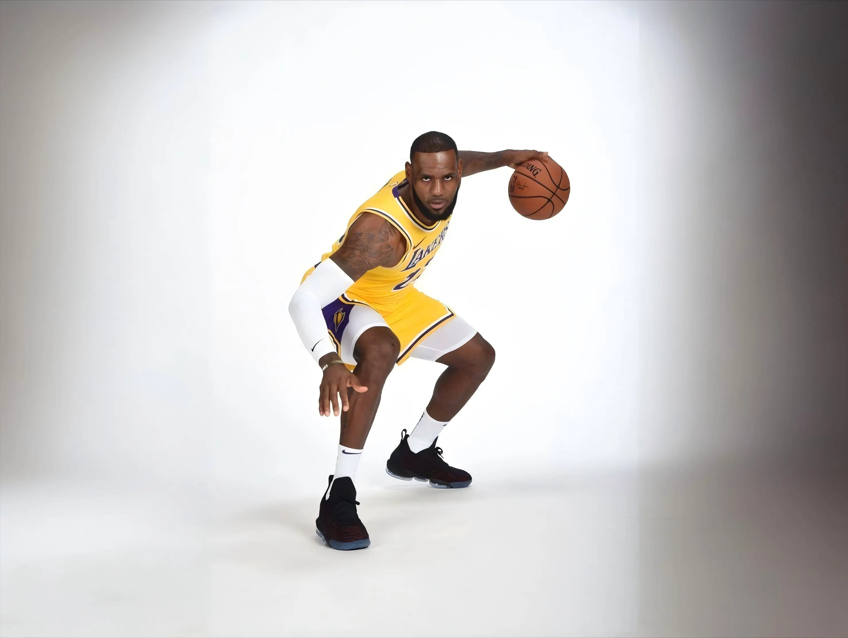 NBA赛场潜规则大揭秘明星走步为何常被放过死球投篮有何风险