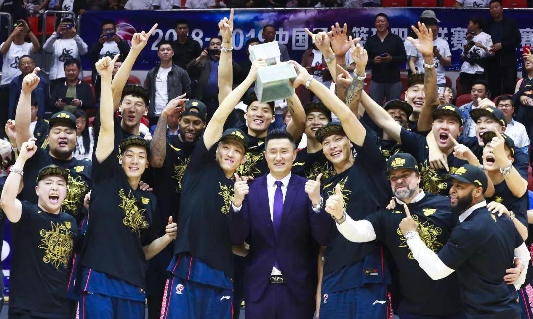 易建联在NBA和CBA的成就_易建联cba薪水_易建联在CBA的收入