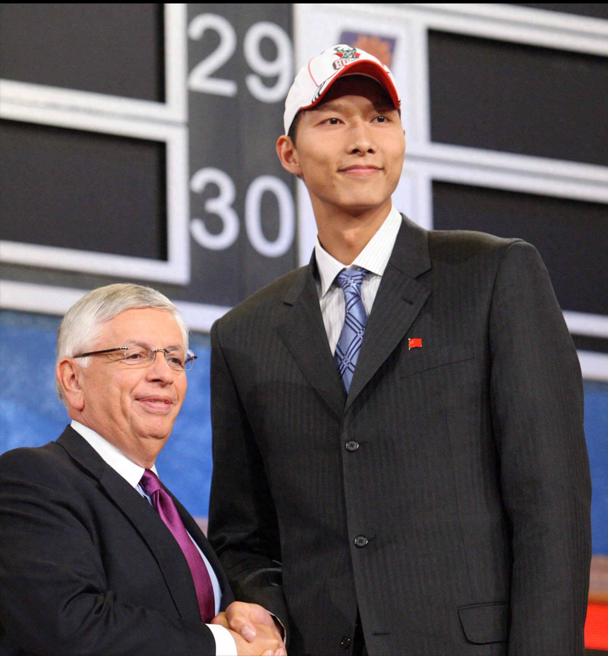 易建联NBA赚1亿薪水CBA又赚多少篮球之旅令人惊叹