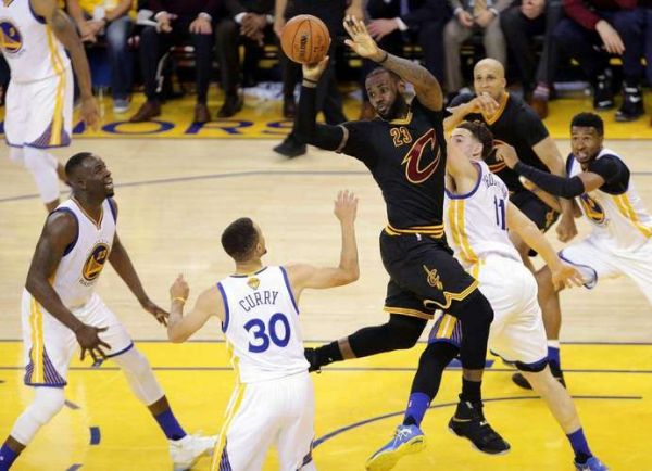 2017年NBA总决赛第三场勇士骑士经典对决库里詹姆斯谁能赢
