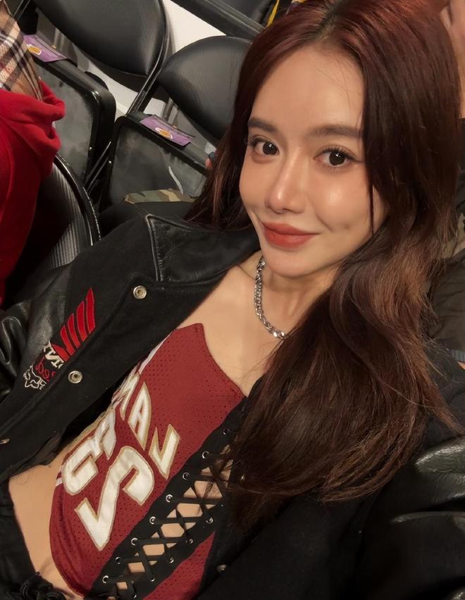 篮球女主播美娜现场观战湖人队_美娜解说NBA比赛_nba女主播美娜