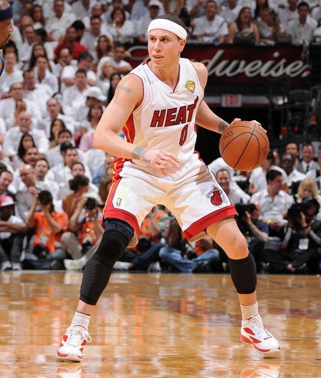 nba最帅的黑人球员_长得很白的黑人NBA球员_黑人NBA球员外貌特征